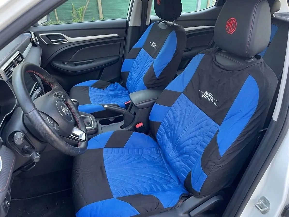 Universal seat cover tenting over the bolsters on an MG ZS sport seat